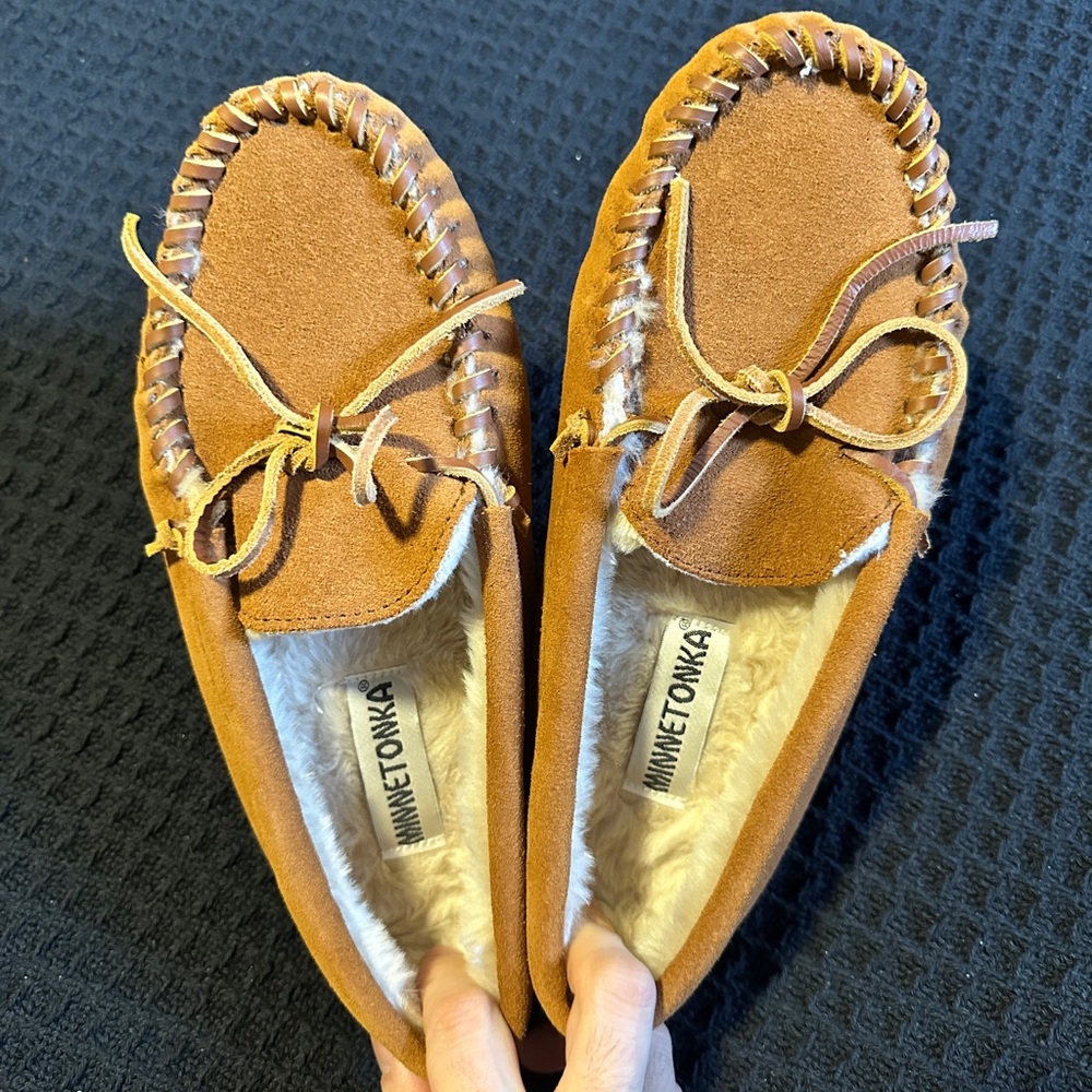 Men’s Minnetonka Shearling Lined Suede Slippers size 8